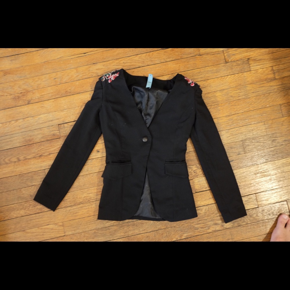 Suit - Picture 4 of 5